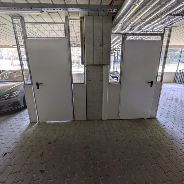 Pramoninės priešgaisrinės durys su dideliu atsparumu.