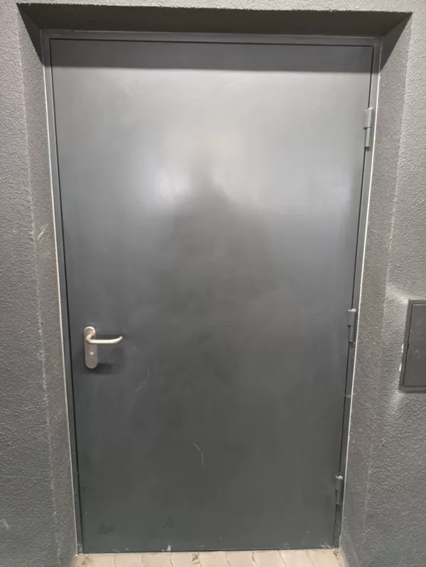 Sandėlio metalinės durys su dviguba apsauga.
