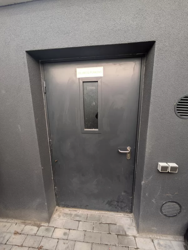 Metalinės priešgaisrinės durys su patikima spyna.