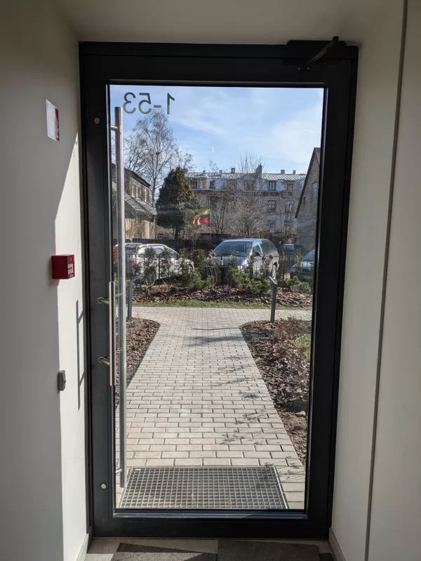 Metalinės durys su paslėptais vyriais.