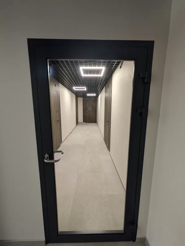 Aukštos kokybės priešgaisrinės durys su testavimo sertifikatu.