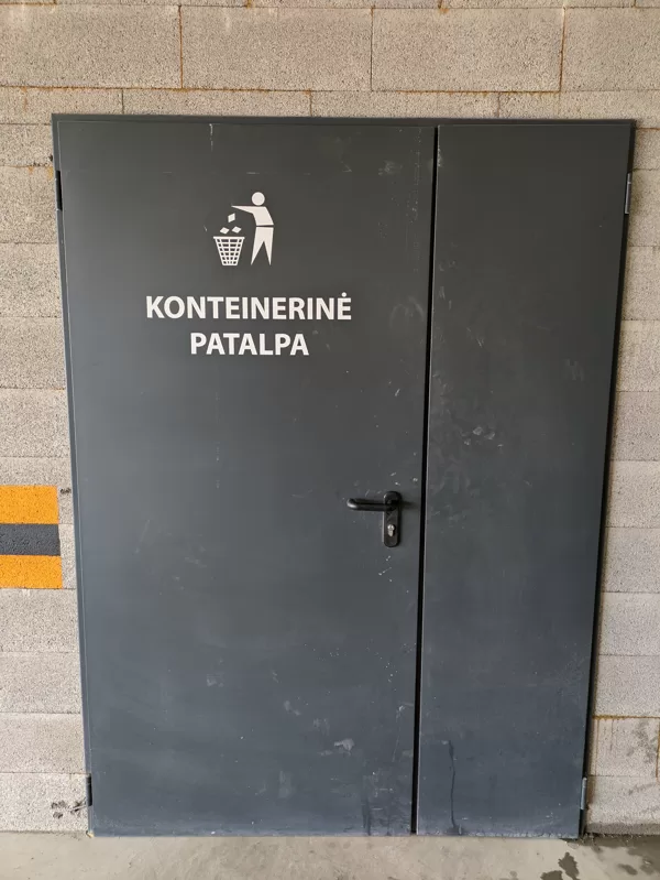 Priešgaisrinės durys – apsauga nuo liepsnų plitimo.