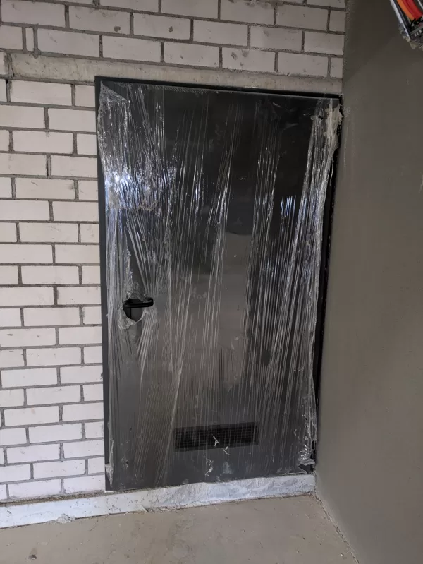 Metalinės durys su garsą izoliuojančiomis savybėmis.
