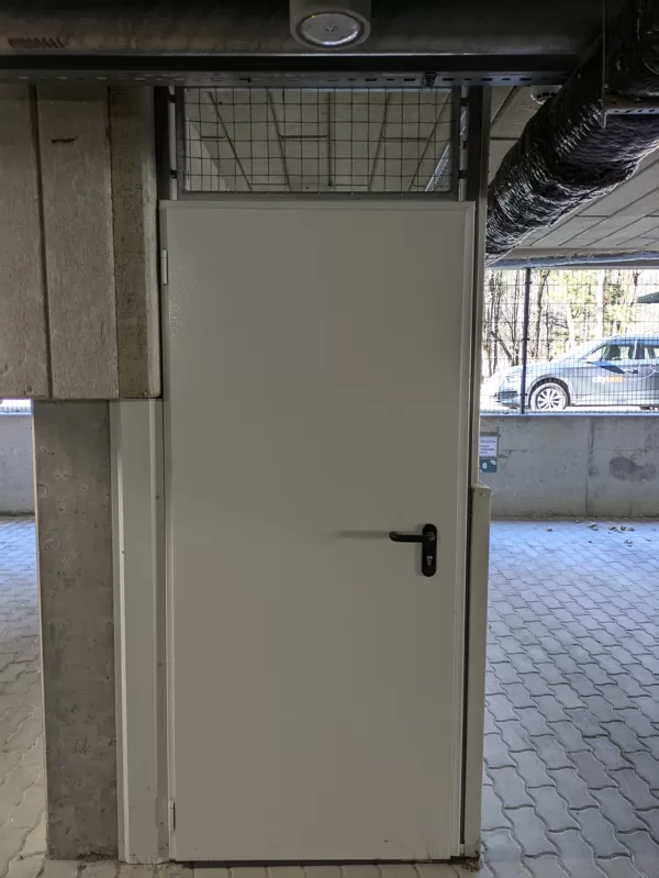 Techninės durys su nerūdijančio plieno apdaila.