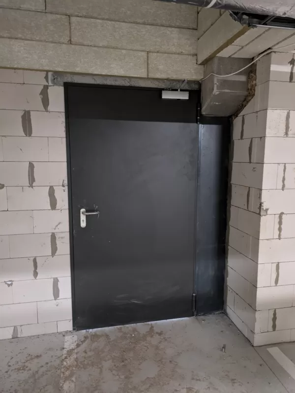 Techninės durys su reguliuojamomis vyrių sistemomis.