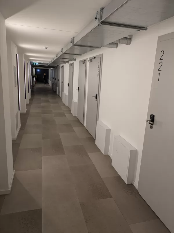Elegantiškos viešbučio tipo durys prisideda prie prabangaus interjero kūrimo „Western 32“ 