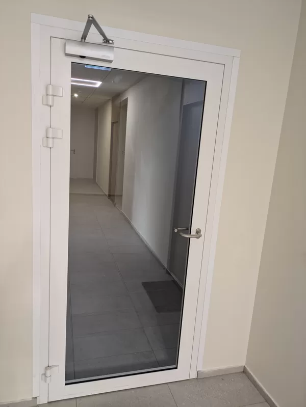 Pramoninės techninės durys su papildoma apsauga.