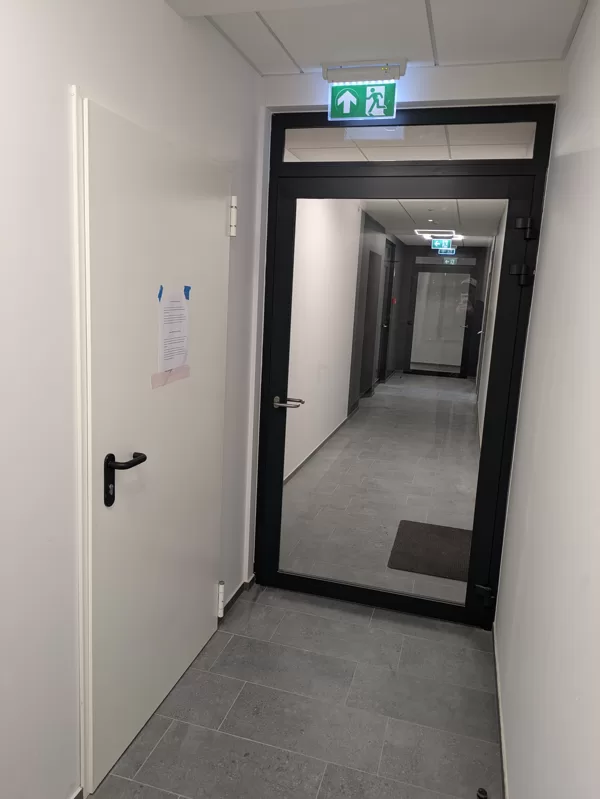Priešgaisrinės durys su dūmų nepraleidžiančiomis tarpinėmis.
