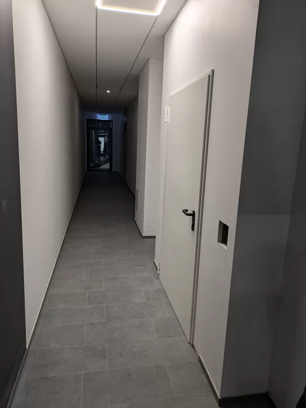 Sandėliuko metalinės durys su spyna.