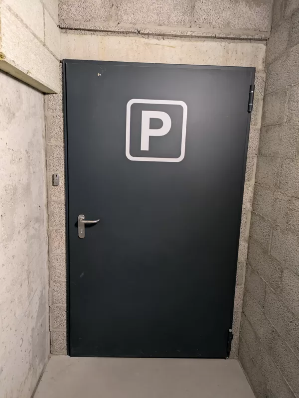 Patikimos priešgaisrinės durys su sertifikatais.