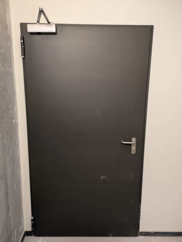 Tvirta metalinė durų konstrukcija su papildomu užraktu.