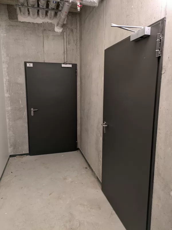 Patvarios priešgaisrinės durys su sertifikatu.