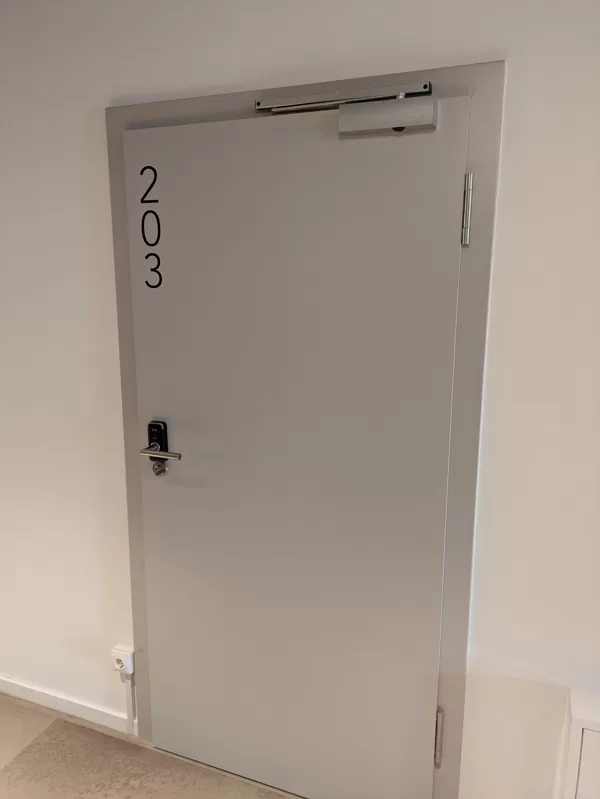 Priešgaisrinės durys – apsauga nuo ugnies ir dūmų plitimo.