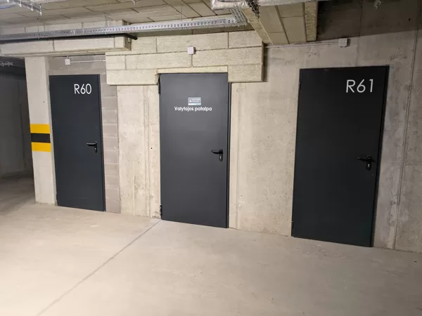 Techninės metalinės durys su ventiliacijos angomis.